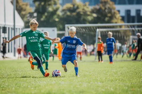 Zwei junge Fußballer im Wettkampf, die DFB Talente zeigen ihr Können auf dem grünen Rasen.