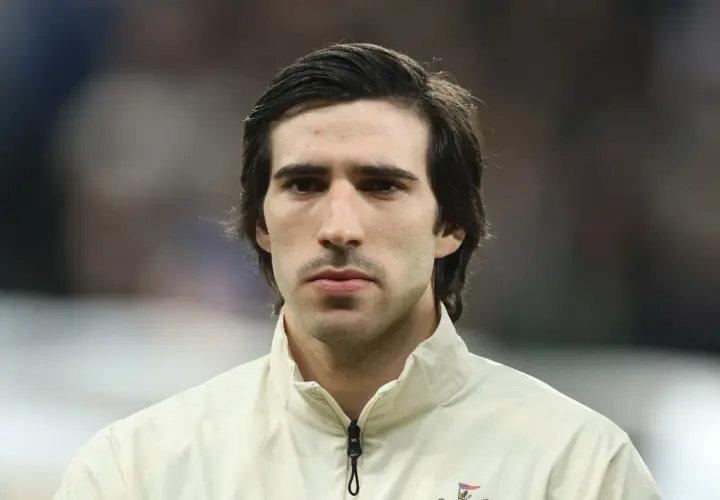 Sandro Tonali, mit ernstem Blick und dunklem Haar, trägt eine helle Jacke.