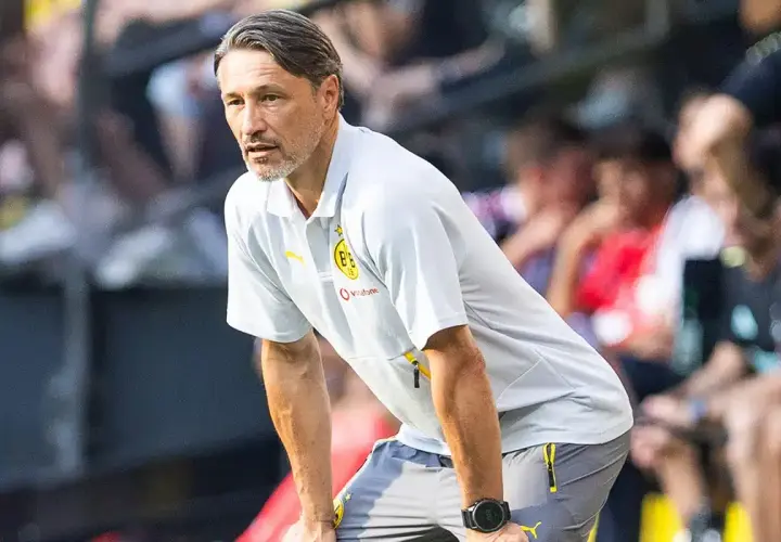 Fokus auf den Trainer, der über das oberliga trainer gehalt nachdenkt.