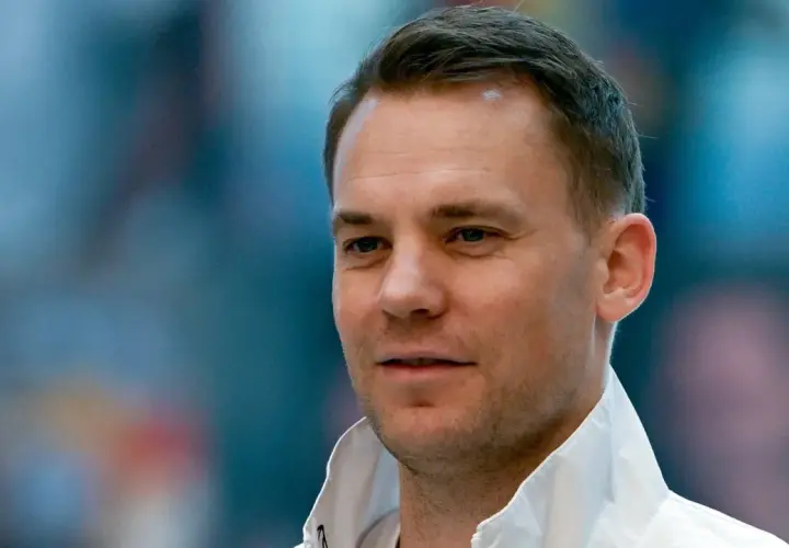 Nahaufnahme eines DFB Torwarts mit blauem Hintergrund.