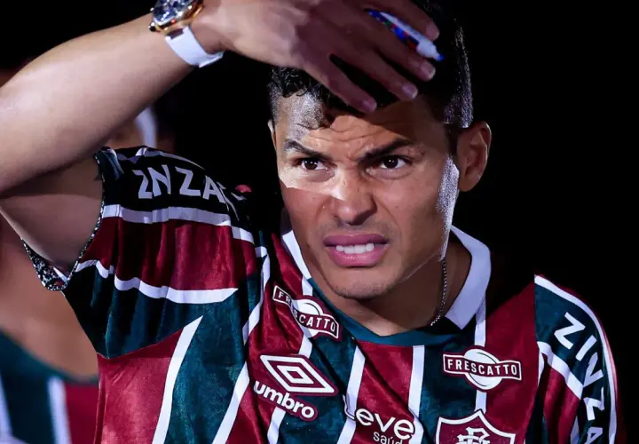Thiago Silva, mit einem Stirnband und einem Ausdruck konzentrierter Anstrengung, wischt sich den Schweiß von der Stirn.