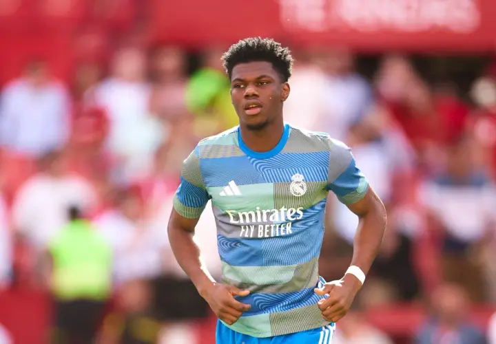 Aurélien Tchouaméni im neuen Trikot von Real Madrid, bereit für das Spiel.