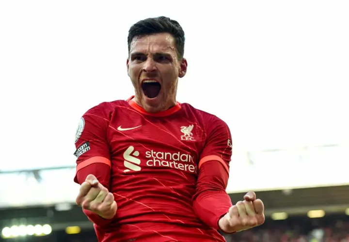 Andrew Robertson jubelt ausgelassen im roten Trikot.