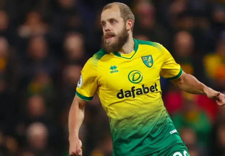Teemu Pukki im gelben Norwich-Trikot, mit Bart und Zunge, bereit für den nächsten Angriff.