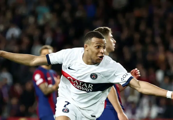 Kylian Mbappé feiert einen seiner vielen Tore, jubelnd im weißen PSG-Trikot.