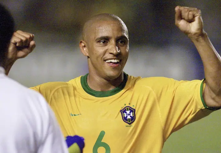 Roberto Carlos feiert einen Sieg. Seine bisherigen Trainerstationen sind legendär.