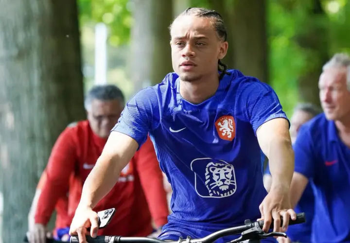 Xavi Simons, einst ein Talent des FC Barcelona, fährt im Trainingslager der niederländischen Nationalmannschaft Fahrrad.