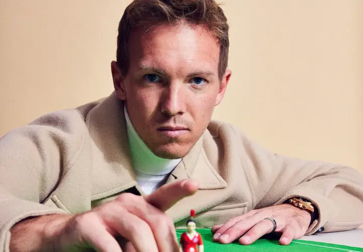 Nagelsmann 31 Prinzipien: Trainer mit Blick auf die Mini-Fußballer, bereit für die nächste Taktik.