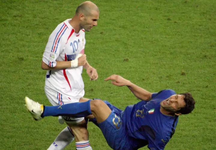 Zidane, der weltmeister, stößt Materazzi im WM-Finale 2006 um.