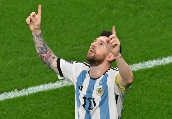 Lionel Messi feiert einen Treffer, fragt sich, wie viele Tore hat Messi insgesamt?