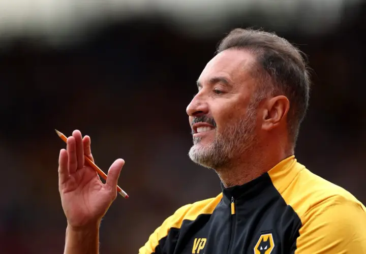 Wolverhampton trainer mit Bleistift in der Hand, nachdenklich lächelnd.