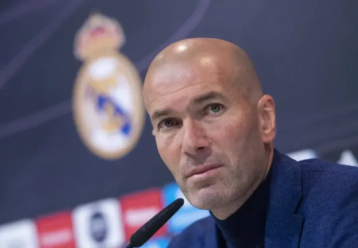 Zinedine Zidane, eine Legende von Real Madrid, blickt nachdenklich in die Kamera.