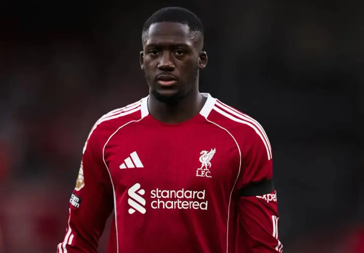 Ibrahima Konaté, Spieler des FC Liverpool, trägt das rote Heimtrikot mit dem Adidas-Logo und dem Schriftzug "Standard Chartered".