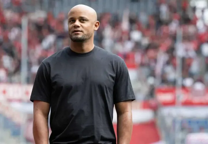 Ein Trainer im Sportverein, wie dieser Mann mit Glatze und schwarzem T-Shirt, fragt sich vielleicht: "Was verdient man als Trainer im Sportverein?