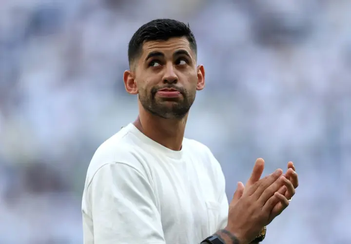 Cristian Romero blickt nachdenklich nach oben, während er applaudiert.