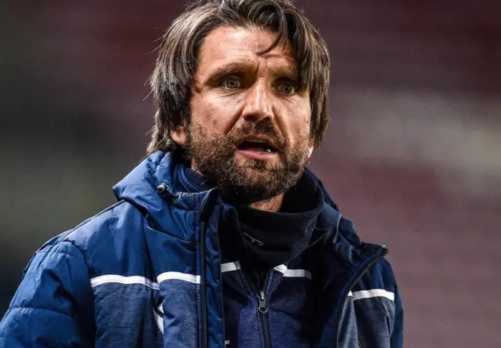 Peter Hyballa, Trainer, mit Bart und wachem Blick, trägt eine blaue Jacke.