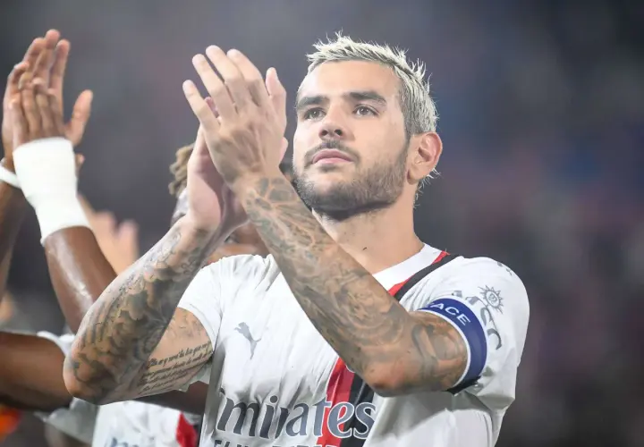 Theo Hernandez klatscht mit seinen tätowierten Armen.