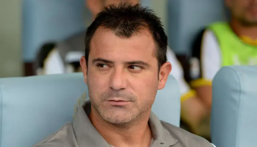 Der Trainer von Roter Stern Belgrad, Vladan Milojević, blickt nachdenklich zur Seite.