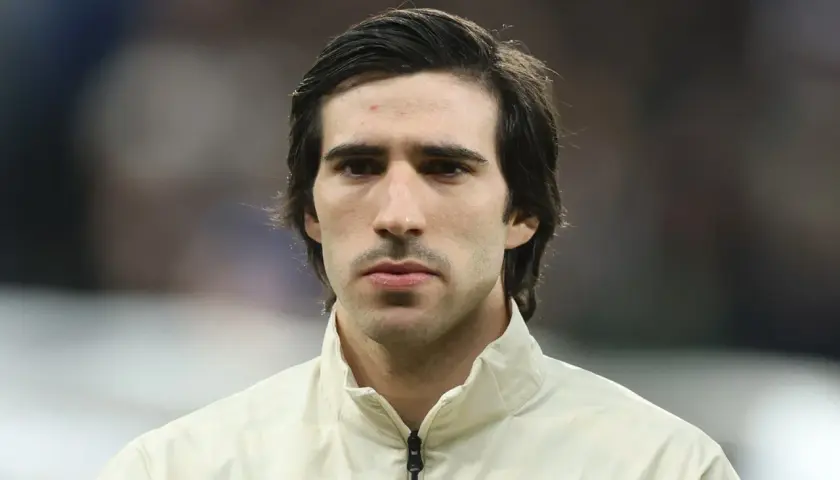 Sandro Tonali, mit ernstem Blick und dunklem Haar, trägt eine helle Jacke.