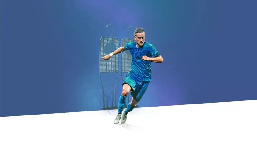 Fußballer im blauen Trikot sprintet an Trainingspuppen vorbei. Ein schneller Konter ist im Anmarsch!