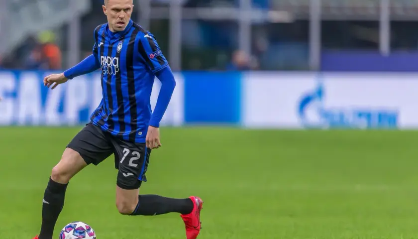 Josip Iličić im Atalanta-Trikot dribbelt mit dem Ball am Fuß.