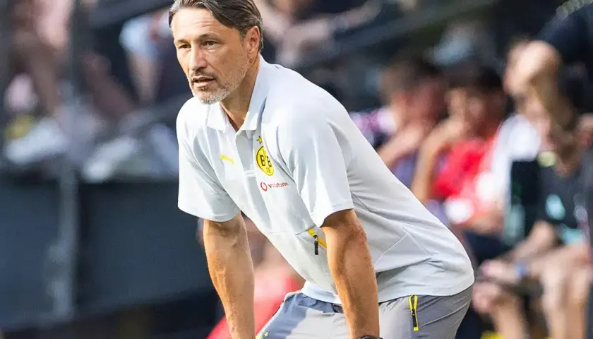 Fokus auf den Trainer, der über das oberliga trainer gehalt nachdenkt.