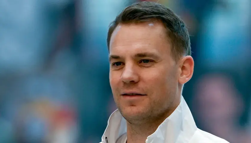 Nahaufnahme eines DFB Torwarts mit blauem Hintergrund.