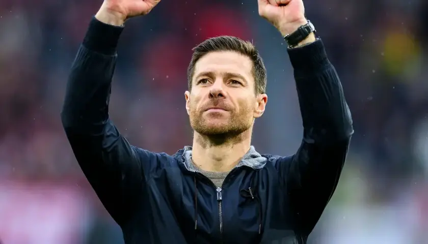 Xabi Alonso, Trainer von Leverkusen, jubelt mit erhobenen Fäusten.