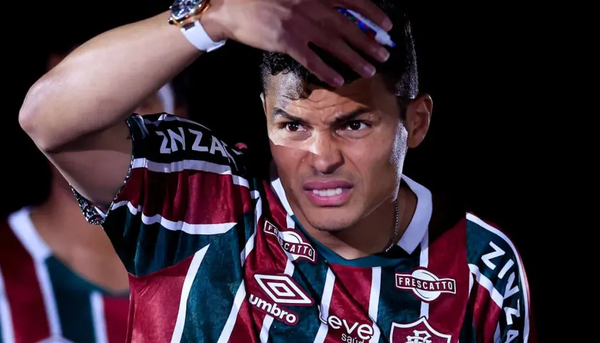 Thiago Silva, mit einem Stirnband und einem Ausdruck konzentrierter Anstrengung, wischt sich den Schweiß von der Stirn.