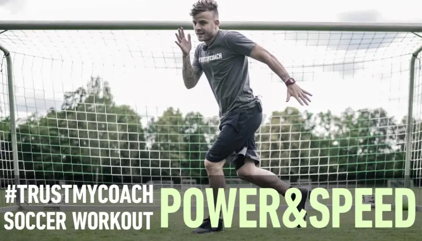 Fußballer trainiert seine Spritzigkeit mit einem dynamischen Lauf vor dem Tor. #TRUSTMYCOACH POWER&SPEED SOCCER WORKOUT.