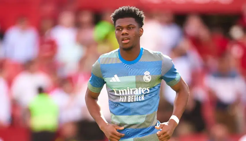 Aurélien Tchouaméni im neuen Trikot von Real Madrid, bereit für das Spiel.