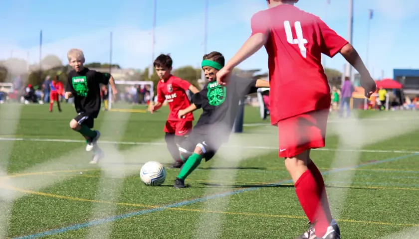 Junge Fußballer kämpfen um den Ball bei einem spannenden **Funino-Turnier**.