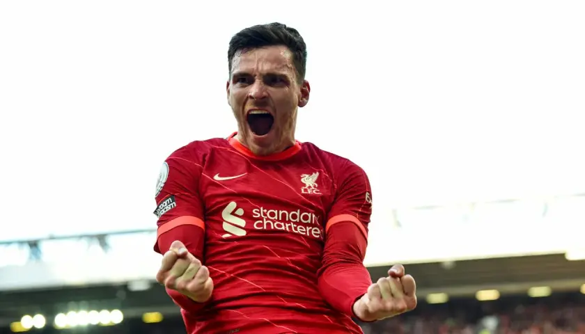 Andrew Robertson jubelt ausgelassen im roten Trikot.