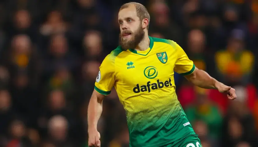 Teemu Pukki im gelben Norwich-Trikot, mit Bart und Zunge, bereit für den nächsten Angriff.