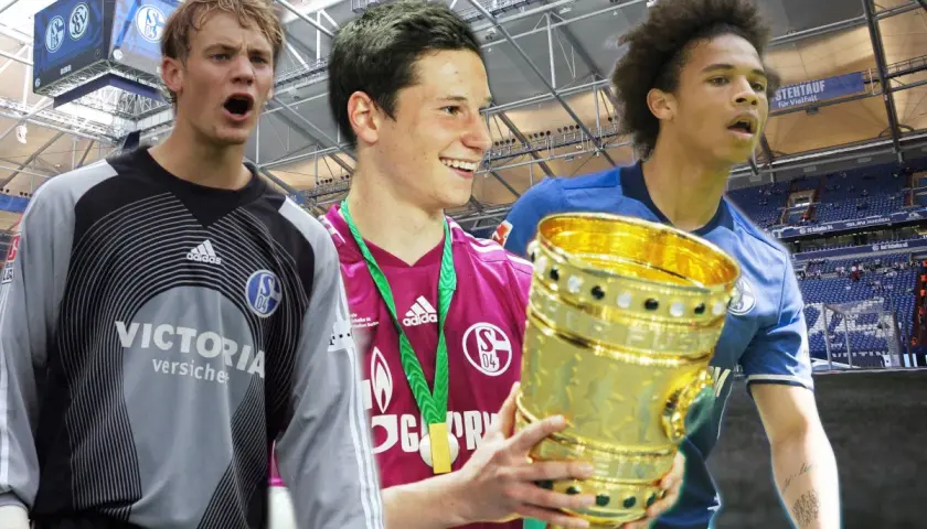 Drei junge Schalker Spieler mit Pokal. Links ein Torwart, Mitte ein Mittelfeldspieler mit Medaille, rechts ein Angreifer.