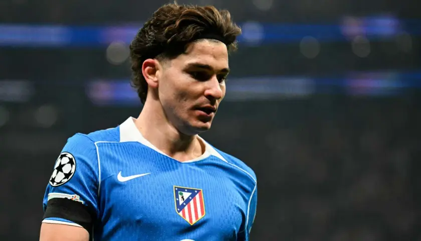 Julian Alvarez im blauen Trikot mit dem Champions-League-Logo und dem Wappen von Atlético Madrid.