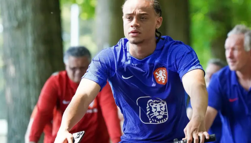 Xavi Simons, einst ein Talent des FC Barcelona, fährt im Trainingslager der niederländischen Nationalmannschaft Fahrrad.