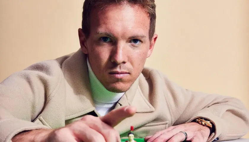 Nagelsmann 31 Prinzipien: Trainer mit Blick auf die Mini-Fußballer, bereit für die nächste Taktik.