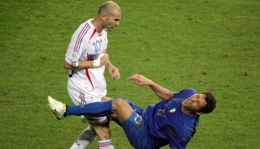 Zidane, der weltmeister, stößt Materazzi im WM-Finale 2006 um.