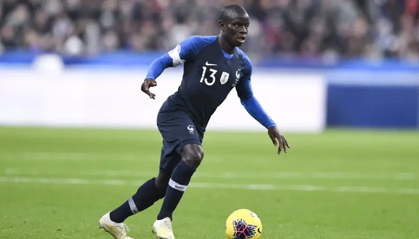 ZDM Spieler N'Golo Kanté dribbelt mit dem Ball.