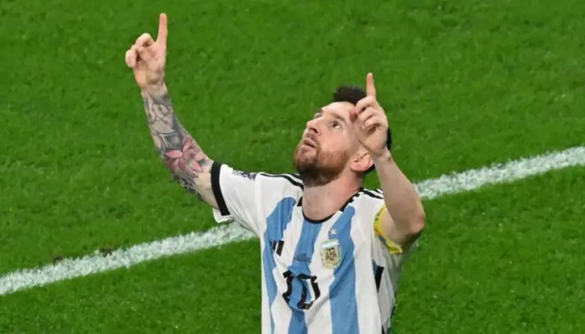 Lionel Messi feiert einen Treffer, fragt sich, wie viele Tore hat Messi insgesamt?