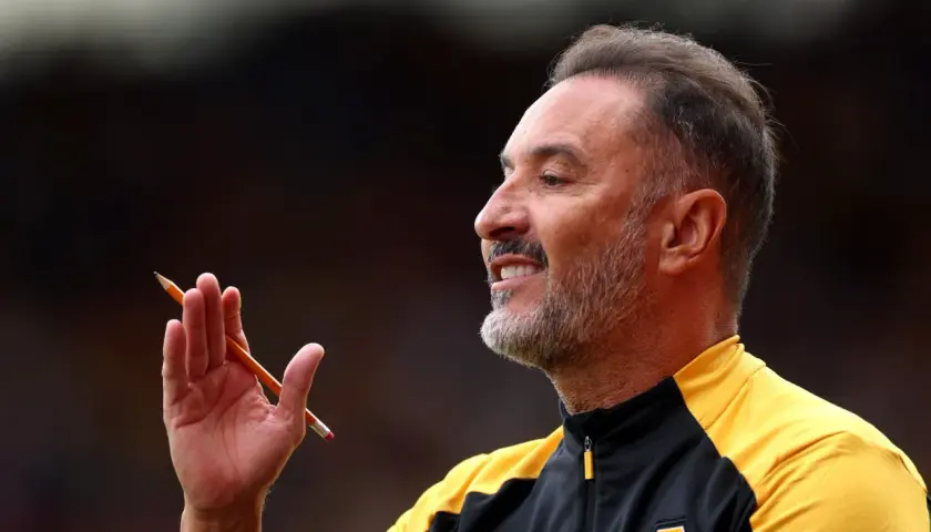 Wolverhampton trainer mit Bleistift in der Hand, nachdenklich lächelnd.