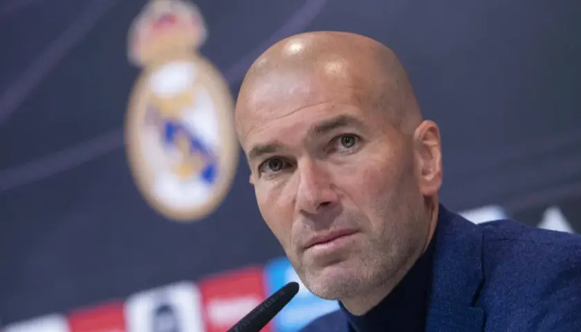 Zinedine Zidane, eine Legende von Real Madrid, blickt nachdenklich in die Kamera.