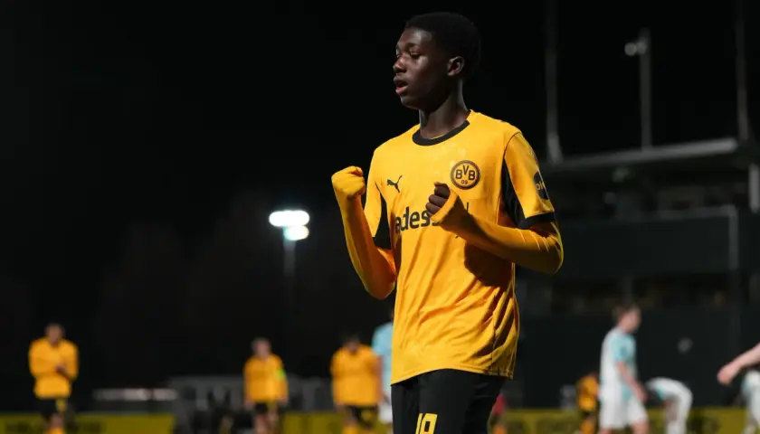 Jubelnder Spieler der BVB U14 in gelbem Trikot mit schwarzem Kragen und Ärmelbündchen.