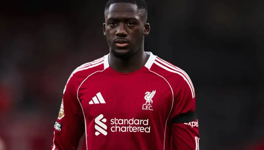 Ibrahima Konaté, Spieler des FC Liverpool, trägt das rote Heimtrikot mit dem Adidas-Logo und dem Schriftzug "Standard Chartered".