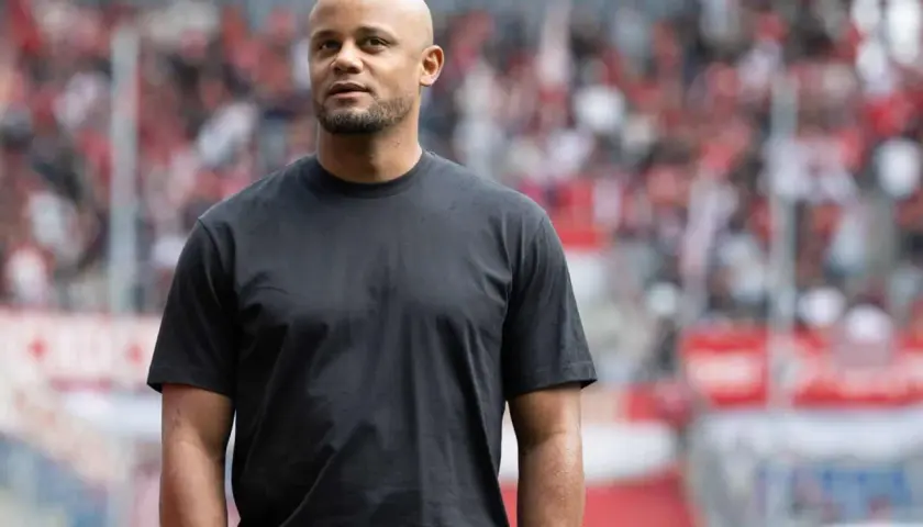 Ein Trainer im Sportverein, wie dieser Mann mit Glatze und schwarzem T-Shirt, fragt sich vielleicht: "Was verdient man als Trainer im Sportverein?