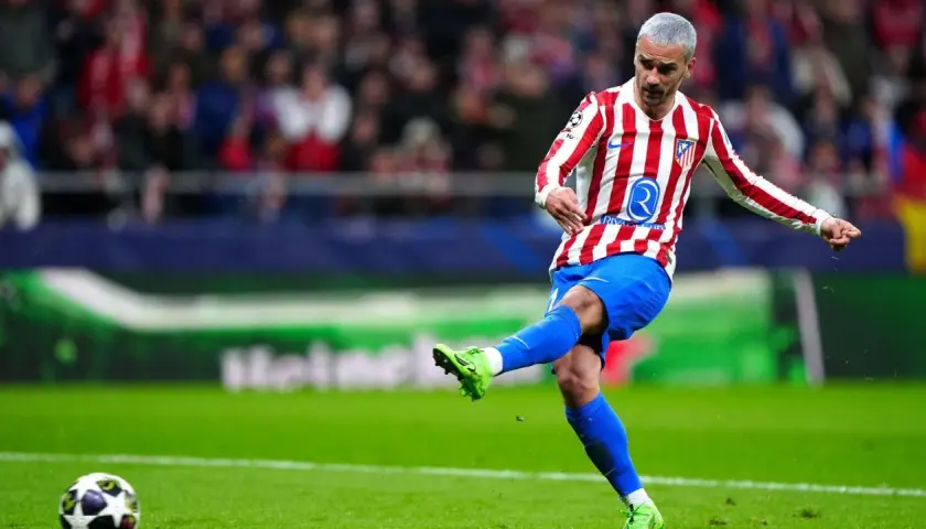 Antoine Griezmann im rot-weißen Trikot von Atlético Madrid schießt auf dem Spielfeld. Er ist einer der Schlüsselspieler seiner aktuellen Teams.