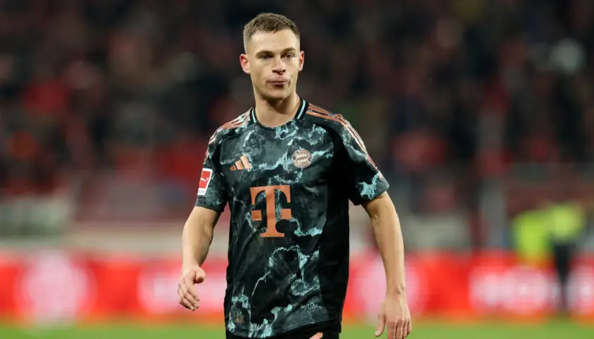 Kimmich im Bayern-Trikot, bereit für das Spiel gegen Leipzig.