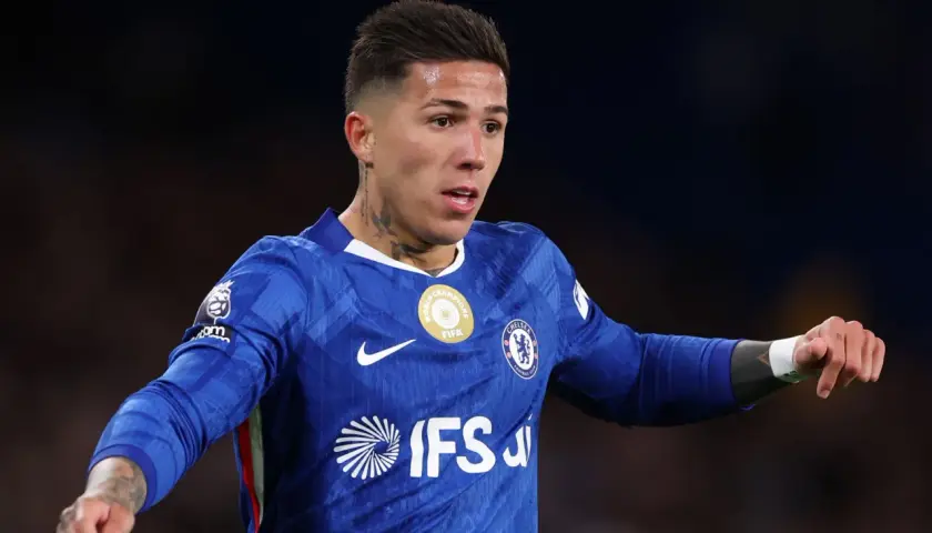 Enzo Fernández im blauen Chelsea-Trikot, mit Tätowierungen am Hals und Arm, bereit für das Spiel.