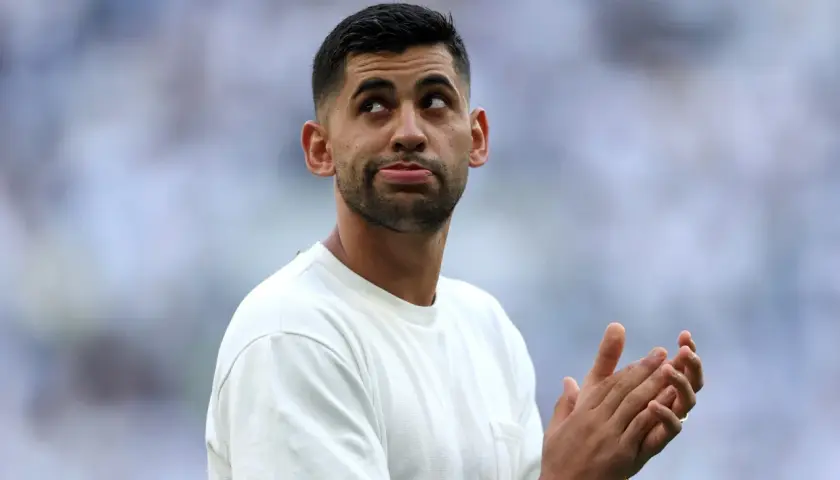 Cristian Romero blickt nachdenklich nach oben, während er applaudiert.